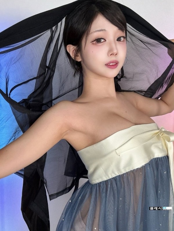 야릇한 옷차림 정다별이 이미지 1