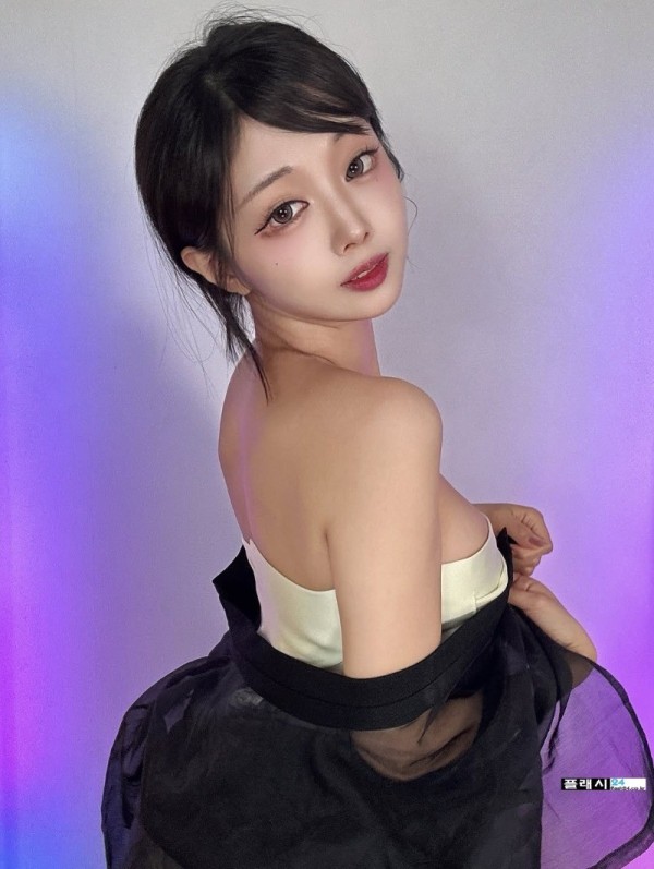 야릇한 옷차림 정다별이 이미지 9