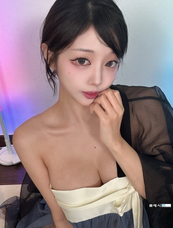 야릇한 옷차림 정다별이 이미지 10